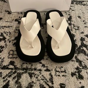 Cult Avenue - Style Muse Sandals